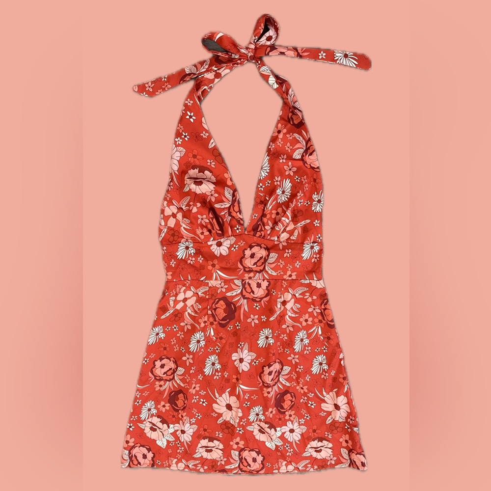 chic floral halter dress! 🌺